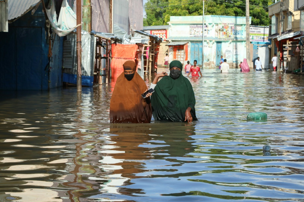 صورة مؤرخة في 12 أيار/مايو 2023 لامرأتين تخوضان في المياه في بيليدوين في وسط الصومال (ا ف ب)