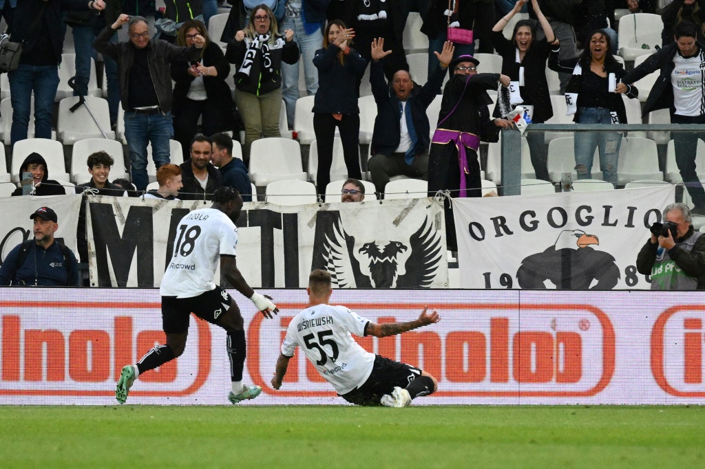 البولندي بريميشلاف فيسنييفشكي (يمين) يحتفل بتسجيله الهدف الاول لسبيتسيا ضد ميلان في الدوري الايطالي لكرة القدم في 13 أيار/مايو 2023 (ا ف ب)