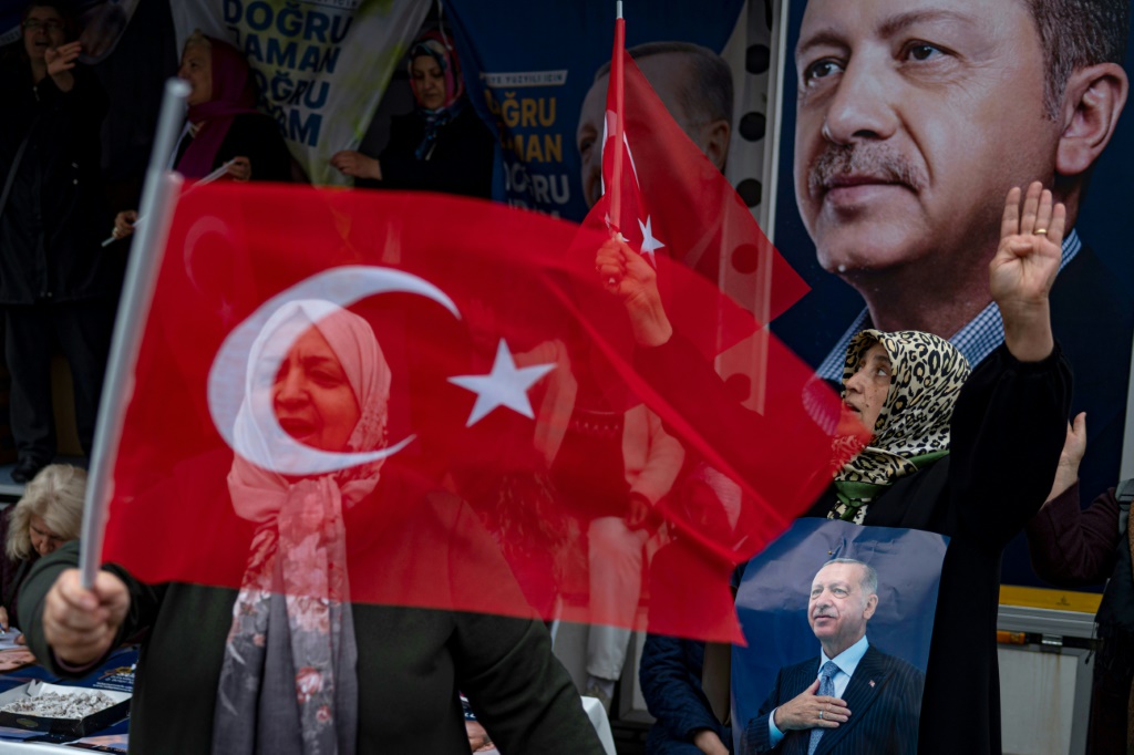 يواجه الرئيس التركي رجب طيب إردوغان الأحد أصعب انتخابات خلال حكمه الممتد نحو عقدين (ا ف ب)