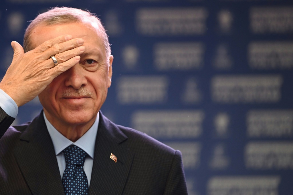 يحاول رجب طيب أردوغان الانتصار خلال أسوأ أزمة اقتصادية منذ صعوده إلى السلطة (أ ف ب)