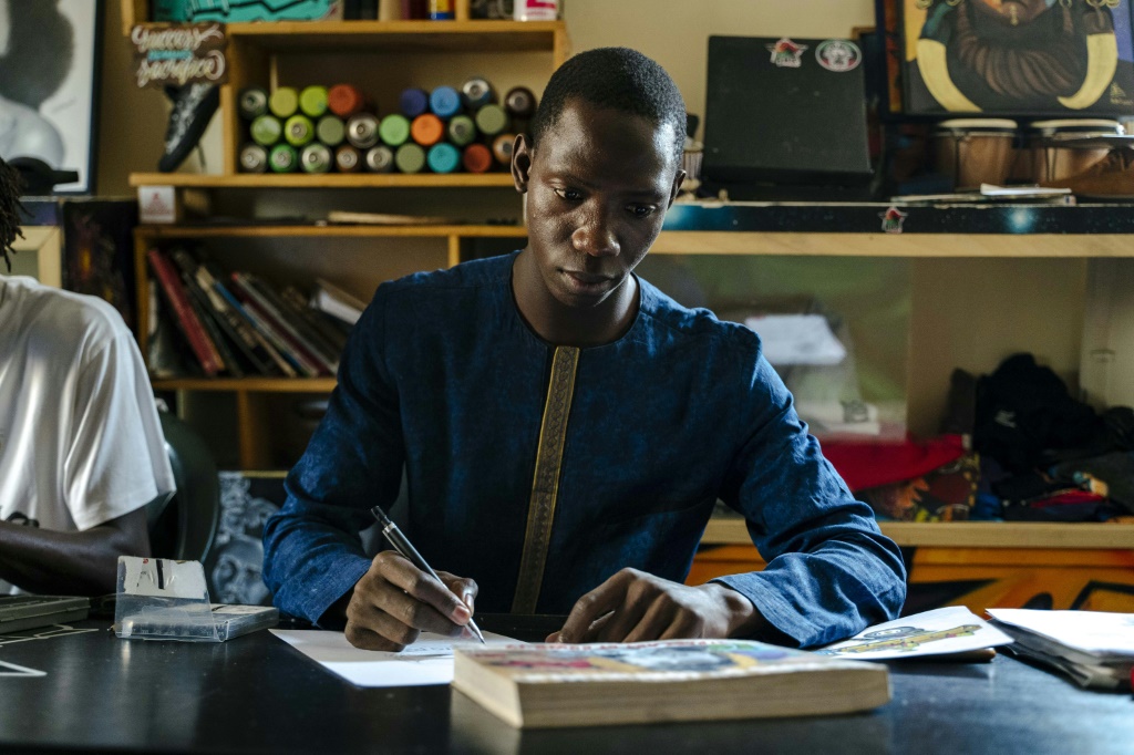 ابراهيم سواماريه خلال حصلة في مدرسة للغرافيتي في ضاحية العاصمة السنغالية دكار في 26 نيسان/ابريل 2023 (ا ف ب)