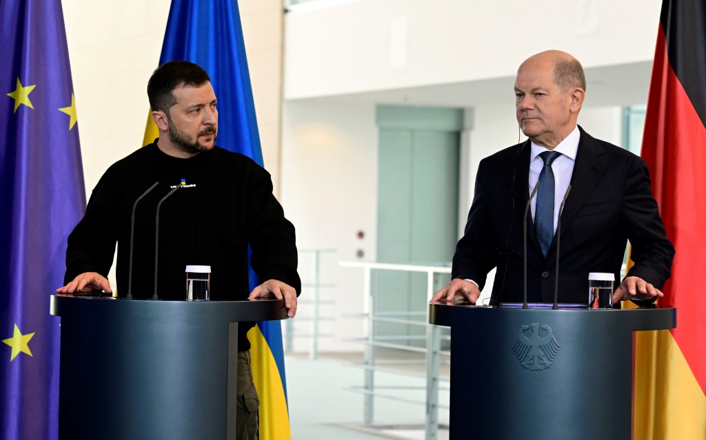 المستشار الالماني اولاف شولتس والرئيس الاوكراني فولوديمير زيلينسكي خلال مؤتمر صحافي في برلين في 14 ايار/مايو 2023 (ا ف ب)