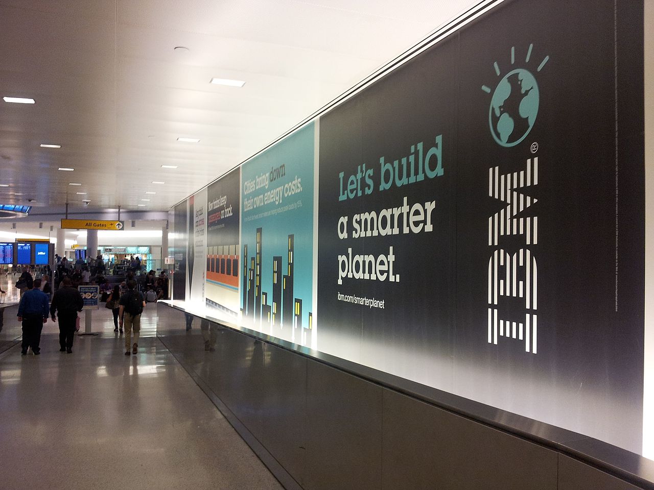 إعلانات آي بي إم في مطار جون إف كينيدي الدولي، 2013 (ويكيبيديا)