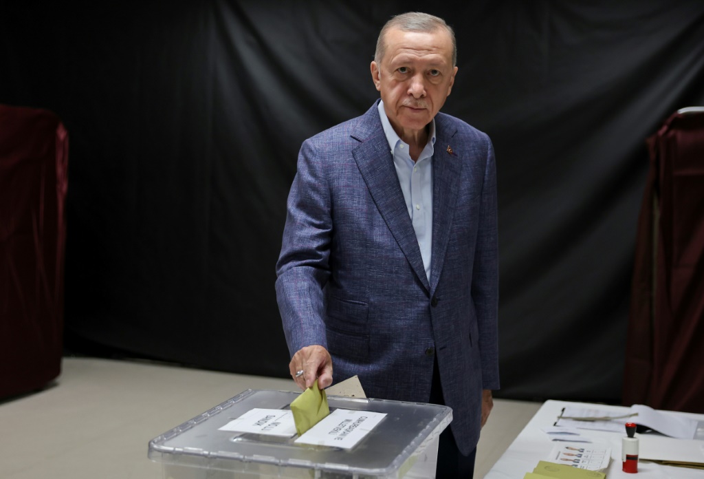 الرئيس التركي رجب طيب اردوغان يدلي بصوته في اسطنبول في 14 ايار/مايو 2023 (ا ف ب)