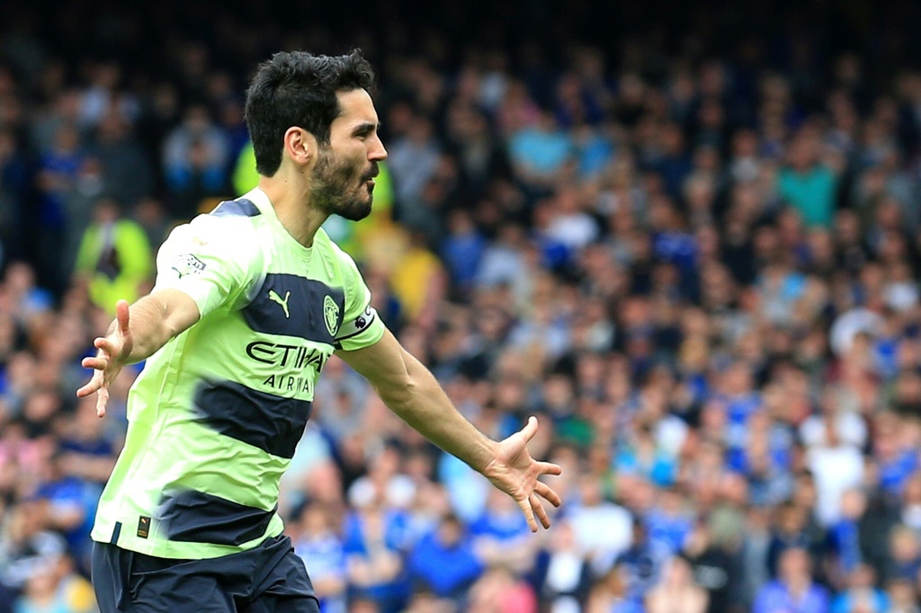 لاعب وسط مانشستر سيتي الالماني ايلكاي غوندوغان محتفلا بتسجيل هدف فريقه الثالث في مرى ايفرتون في الدوري الانكليزي الممتاز. 14 ايار/مايو 2023 (ا ف ب)