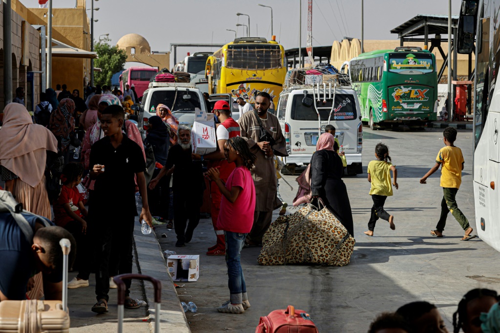 أشخاص فارون من المعارك في السودان يصلون إلى معبر قسطل البري مع مصر في 13 أيار/مايو 2023 (ا ف ب)