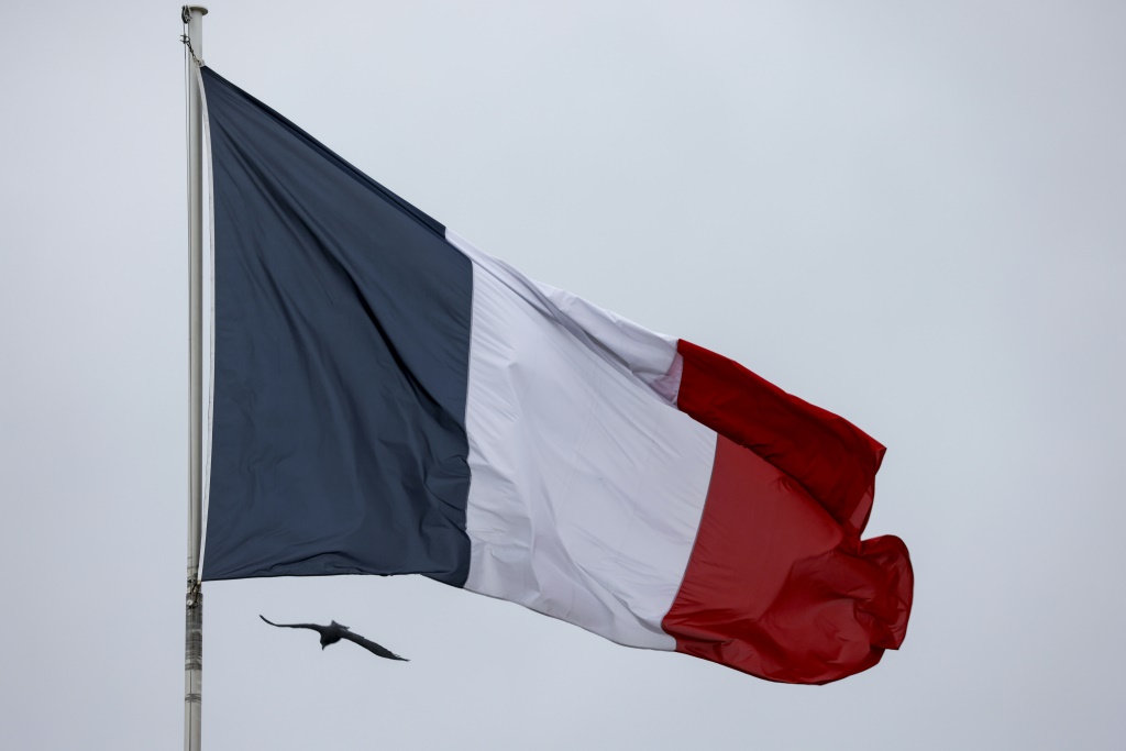 علم فرنسا يرفرف أمام قصر الإليزيه في 13 كانون الثاني/يناير 2021 (ا ف ب)