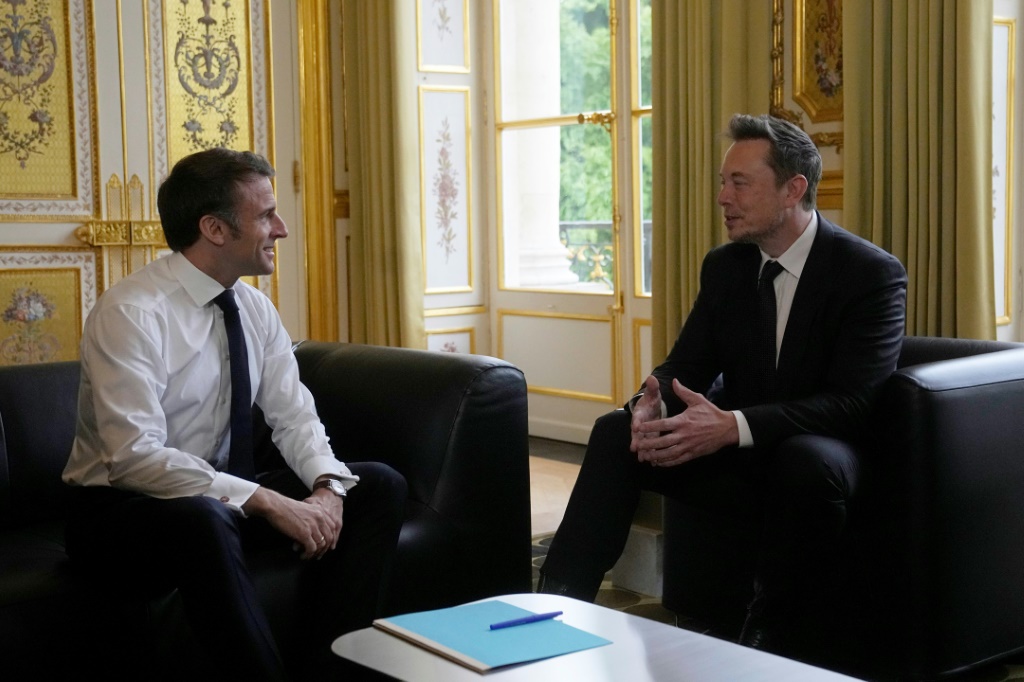 الرئيس الفرنسي إيمانويل ماكرون أثناء لقائه رئيس شركة تسلا إيلون ماسك في قصر الإليزيه في باريس بتاريخ 15 أيار/مايو 2023 (ا ف ب)