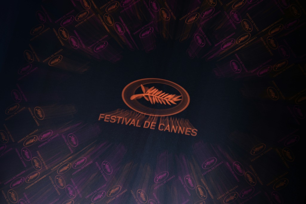 شعار مهرجان كان خلال الإعلان عن التشكيلة الرسمية للحدث بنسخته السادسة والسبعين في باريس في 13 نيسان/ابريل 2023 (ا ف ب)