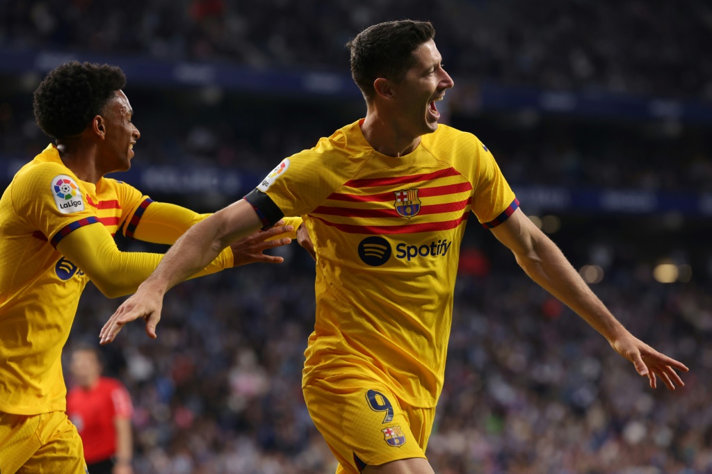 مهاجم برشلونة الدولي البولندي روبرت ليفاندوفسكي يحتفل بهزه شباك إسبانيول في الدوري الاسباني في 14 أيار/مايو 2023 (ا ف ب)