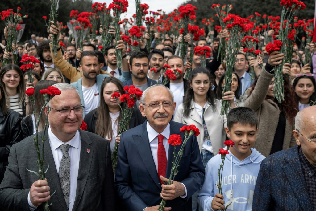 دخل زعيم المعارضة التركي كمال كيليجدار أوغلو انتخابات الأحد متصدرًا معظم استطلاعات الرأي (أ ف ب)