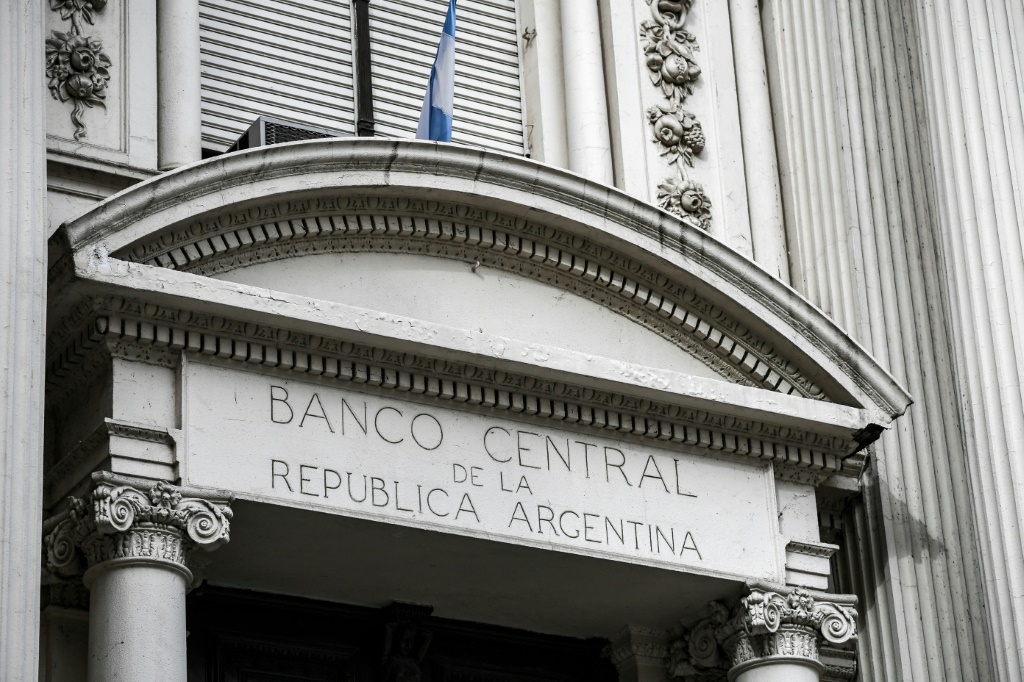     رفع البنك المركزي الأرجنتيني سعر الفائدة الأساسي حيث تستعد الحكومة للإعلان عن تدابير جديدة لمعالجة التضخم المرتفع. (أ ف ب)