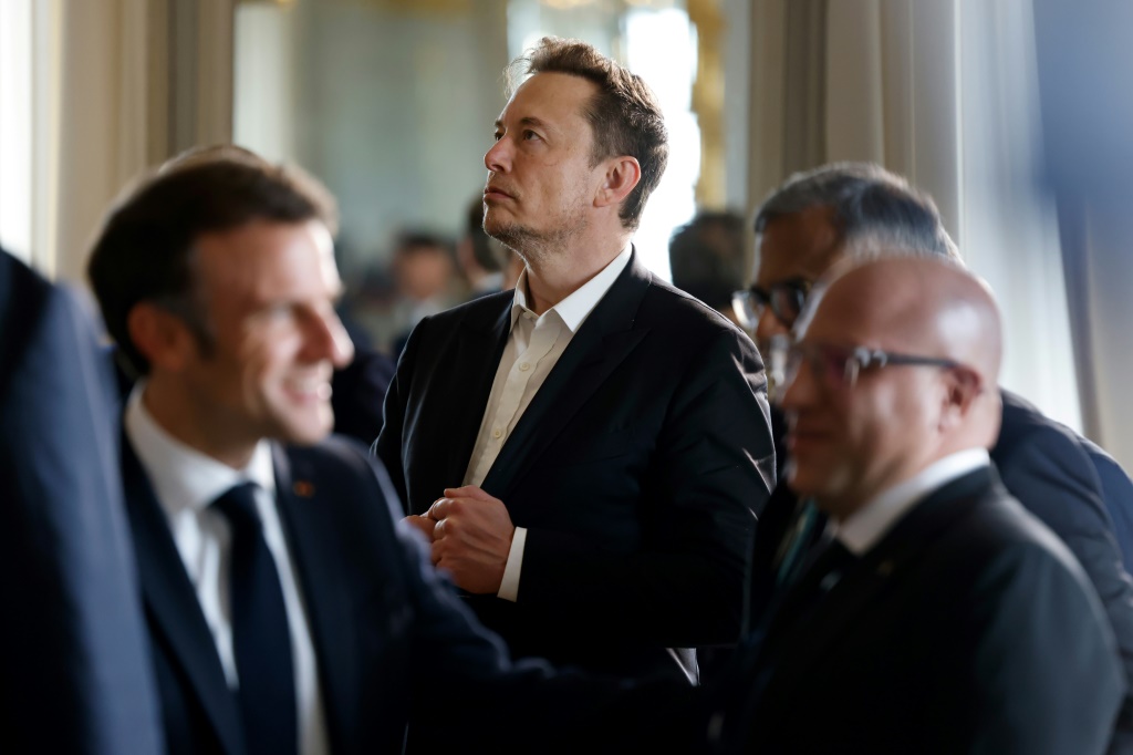 الملياردير إيلون ماسك أثناء حضورة فعاليات قمة "اختر فرنسا" الاستثمارية في قصر فرساي في باريس بتاريخ 15 أيار/مايو 2023 (ا ف ب)
