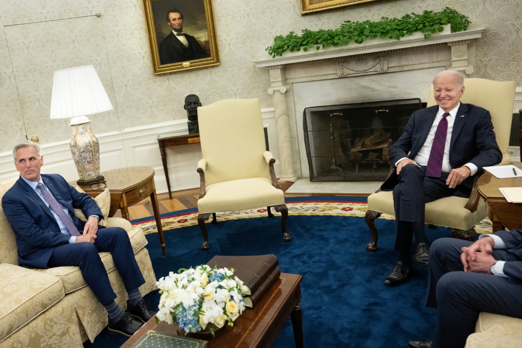 الرئيس الأميركي جو بايدن ورئيس مجلس النواب الجمهوري كيفن ماكارثي (الى اليسار) خلال اجتماع في 9 ايار/مايو 2022 في البيت الابيض بواشنطن. (ا ف ب)