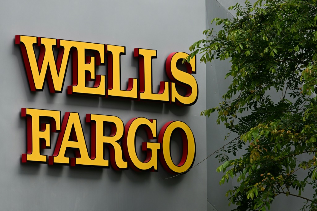     منذ عام 2016 ، دفعت Wells Fargo المليارات من التسويات والغرامات المالية المتعلقة بممارساتها التجارية (ا ف ب)