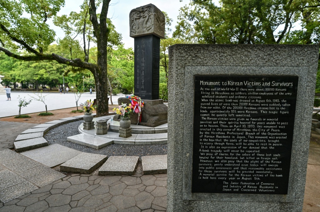 من المتوقع أن يقوم رئيس الوزراء الياباني فوميو كيشيدا ونظيره يون سوك يول بزيارة النصب التذكاري للكوريين الذين قتلوا في الهجوم بالقنبلة الذرية. (أ ف ب)   