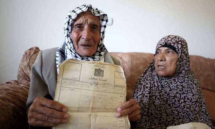 مهجر فلسطيني يرفع شهادة ميلاده في داخل فلسطين(تواصل اجتماعي)