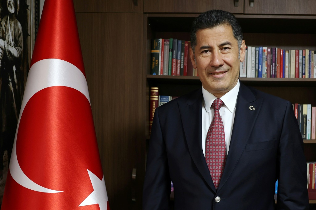 السياسي التركي القومي المتطرّف سنان أوغان الذي حلّ ثالثاً في الدورة الأولى من الانتخابات الرئاسية خلال مقابلة مع وكالة فرانس برس في مكتبه في أنقرة في 16 أيار/مايو 2023 (ا ف ب)