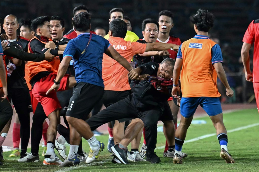 اشتباكات في نهائي كرة القدم في دورة ألعاب جنوب شرق آسيا في بنوم بنه في كمبوديا في 16 أيار/مايو 2023 (ا ف ب)