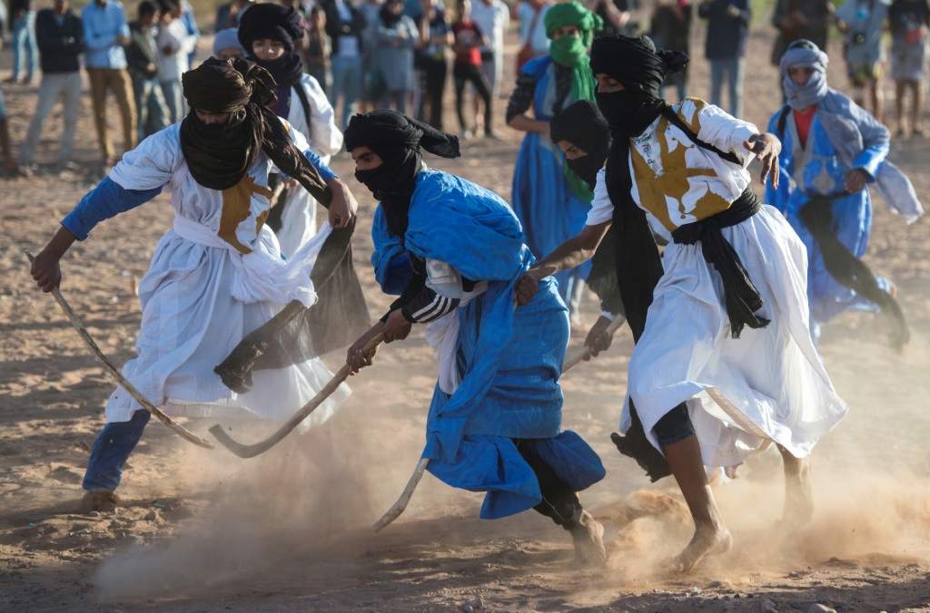 مغاربة يلعبون "هوكي الرحل" خلال مهرجان في محاميد الغزلان في جنوب المغرب في 24 آذار/مارس 2018 (ا ف ب)