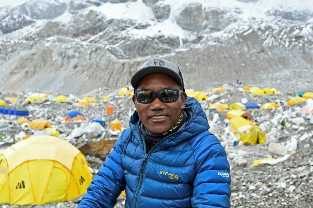 متسلق الجبال النيبالي كامي ريتا شيربا في سنة 2021 (ا ف ب)
