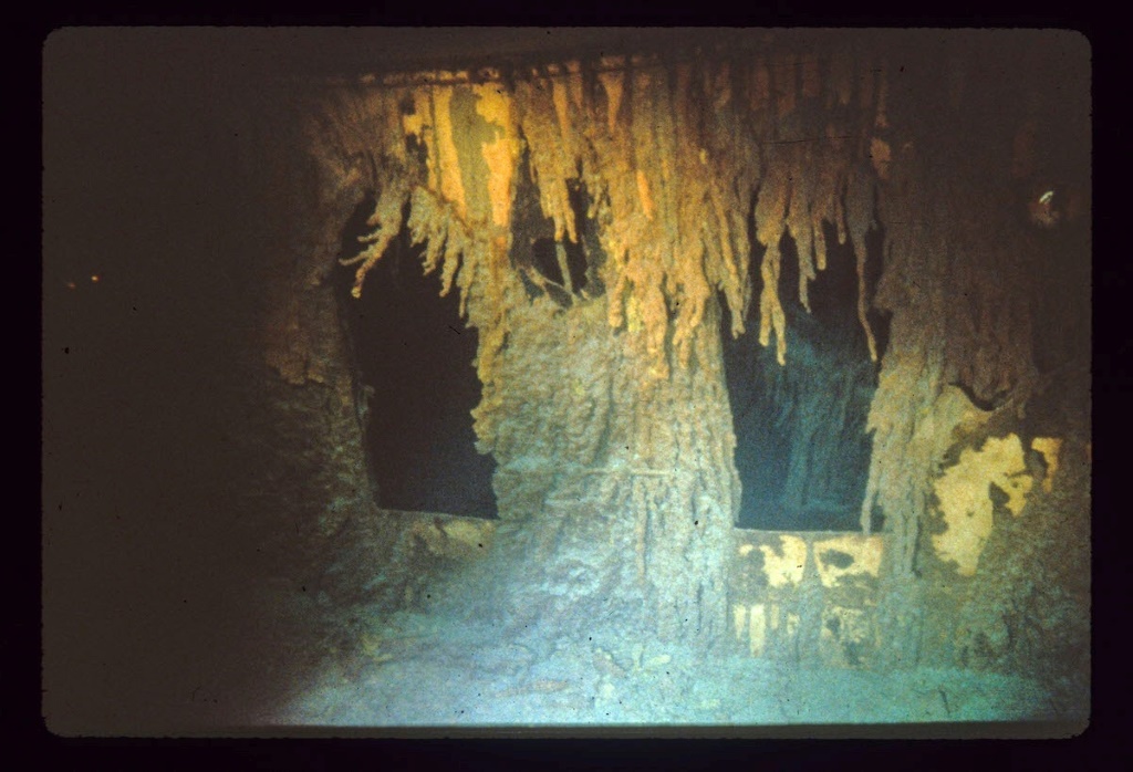 أحد أجزاء حطام تايتانيك في صورة التُقطت خلال عملية الغوص التاريخية في العام 1986، وتم الكشف عنها في 15 شباط/فبراير 2023 (ا ف ب)