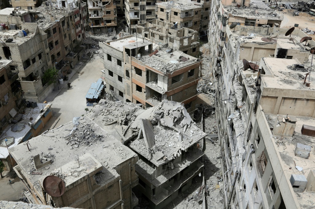      لا تزال التكلفة البشرية الهائلة للحرب الأهلية المستمرة منذ 12 عامًا في سوريا تثير قلق الكثيرين بشأن إعادة تأهيل الأسد (ا ف ب)