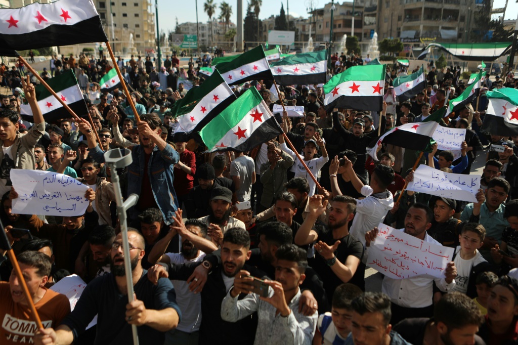    سوريون في مدينة إدلب الشمالية الغربية التي يسيطر عليها المتمردون يتظاهرون في أواخر أبريل / نيسان احتجاجًا على ذوبان الجليد في العلاقات بين حكومة الأسد وعدة دول عربية. (أ ف ب)