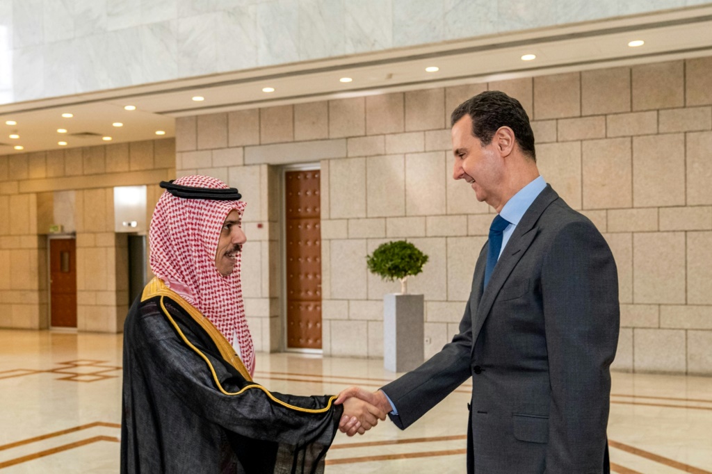     استقبل الرئيس السوري بشار الأسد (إلى اليمين) وزير الخارجية السعودي فيصل بن فرحان في دمشق الشهر الماضي (أ ف ب)
