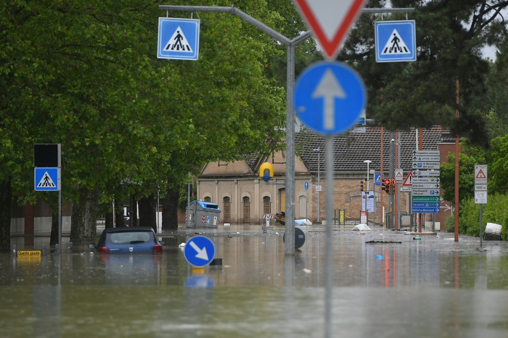 مياه الفيضانات تغمر أحد شوارع تشيسينا بوسط إيطاليا، في 17 أيار/مايو 2023 (ا ف ب)