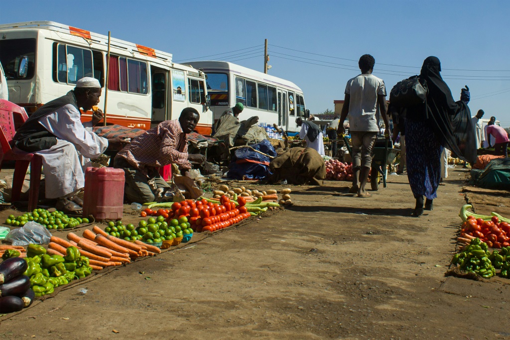 أشخاص يجولون في سوق في مدينة بورتسودان في 16 أيار/مايو 2023 (ا ف ب)