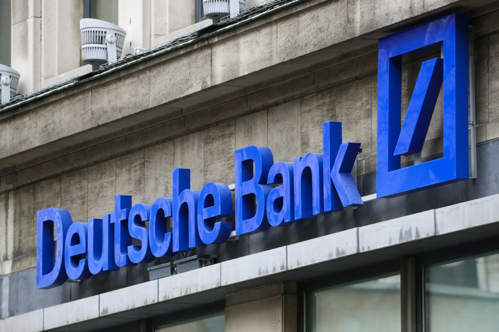    صورة تُظهر شعار مصرف "دويتشه بنك" في بروكسل في 25 آذار/مارس 2023 (أ ف ب)