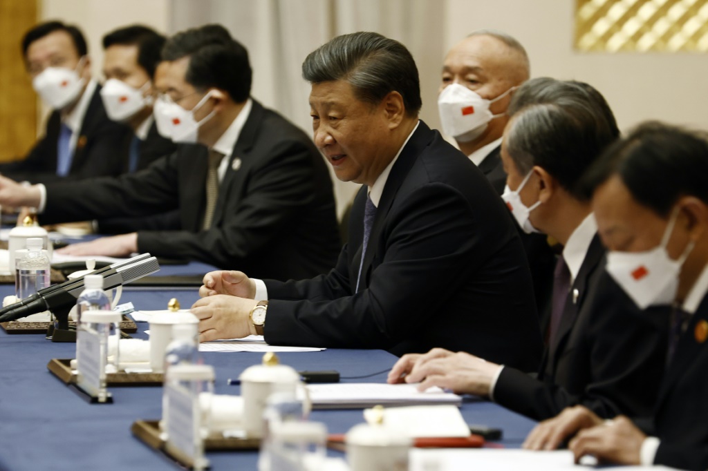     الرئيس الصيني شي جينبينغ (وسط) خلال اجتماع قبيل القمة في شيان بتاريخ 17 أيار/مايو 2023 (أ ف ب)