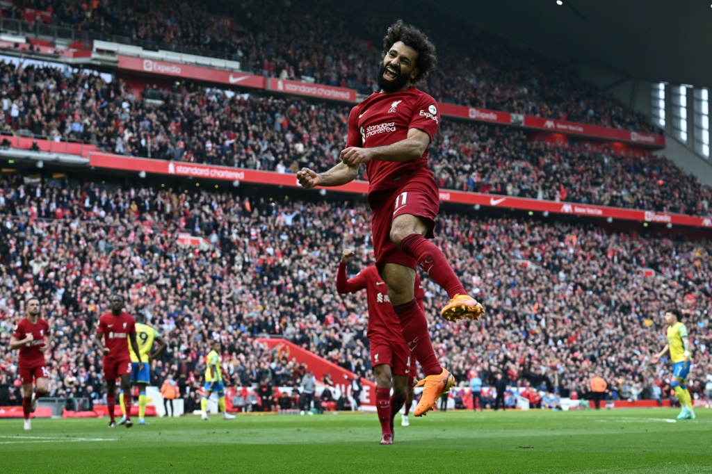 مهاجم ليفربول المصري محمد صلاح محتفلا بتسجيله هدف الفوز في مرمى نوتنغهام فوريست في الدوري الانكليزي الممتاز. 22 نيسان/ابريل 2023 (ا ف ب)