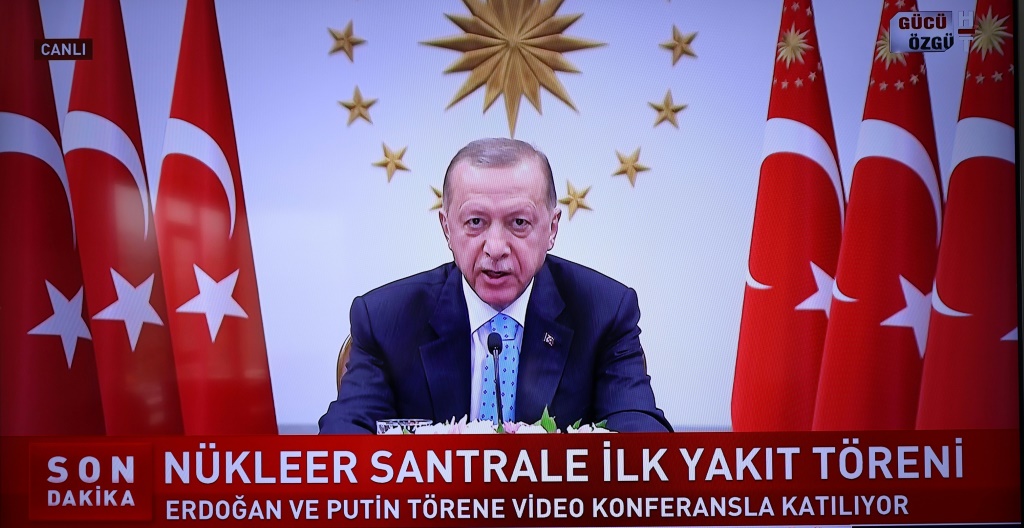 صورة تظهر شاشة في انقرة تبث كلمة الرئيس التركي رجب طيب اردوغان عبر رابط الفيديو عند افتتاح اول محطة نووية في 27 نيسان/ابريل عبر قناة Haber Turk (ا ف ب)