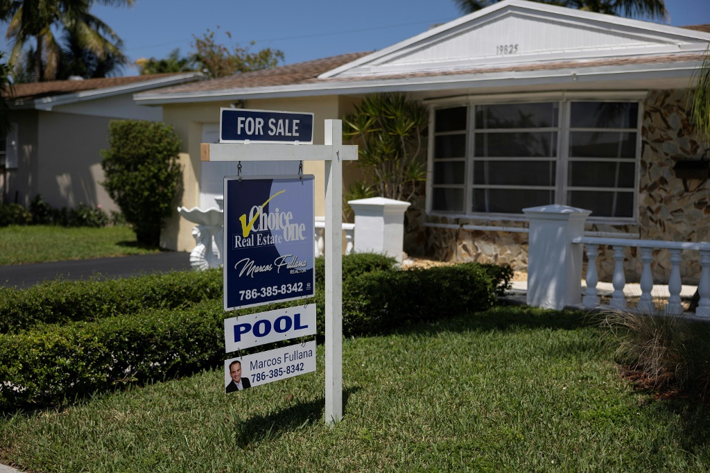       تباطأت مبيعات المنازل القائمة في الولايات المتحدة مرة أخرى في أبريل (أ ف ب)