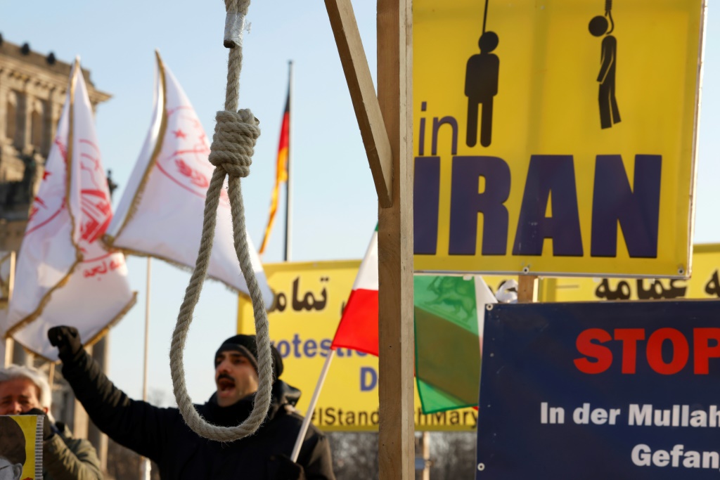     ناشطون يتظاهرون أمام مبنى البرلمان الألماني في 19 يناير تضامنا مع المتظاهرين المناهضين للحكومة في إيران (أ ف ب)