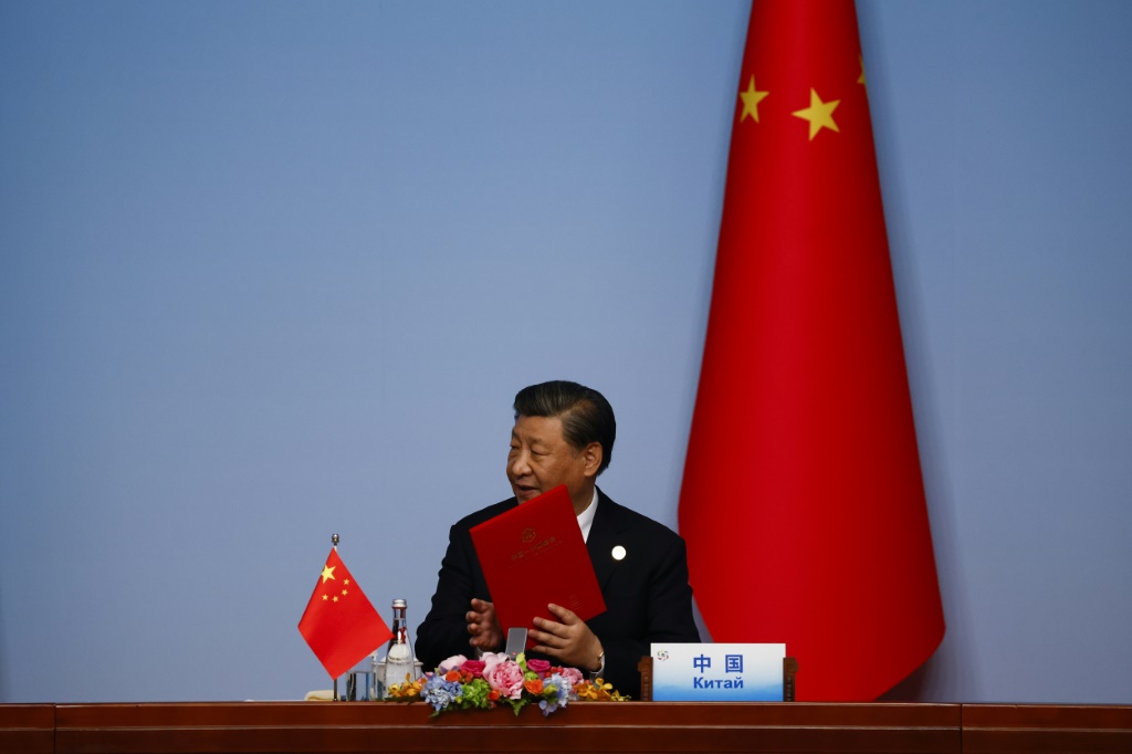        الرئيس الصيني شي جينبينغ يحمل إعلانًا موقعًا خلال مؤتمر صحافي مشترك لقمة الصين وآسيا الوسطى في شيان بمقاطعة شنشي بشمال الصين في 19 أيار/مايو 2023. (ا ف ب)