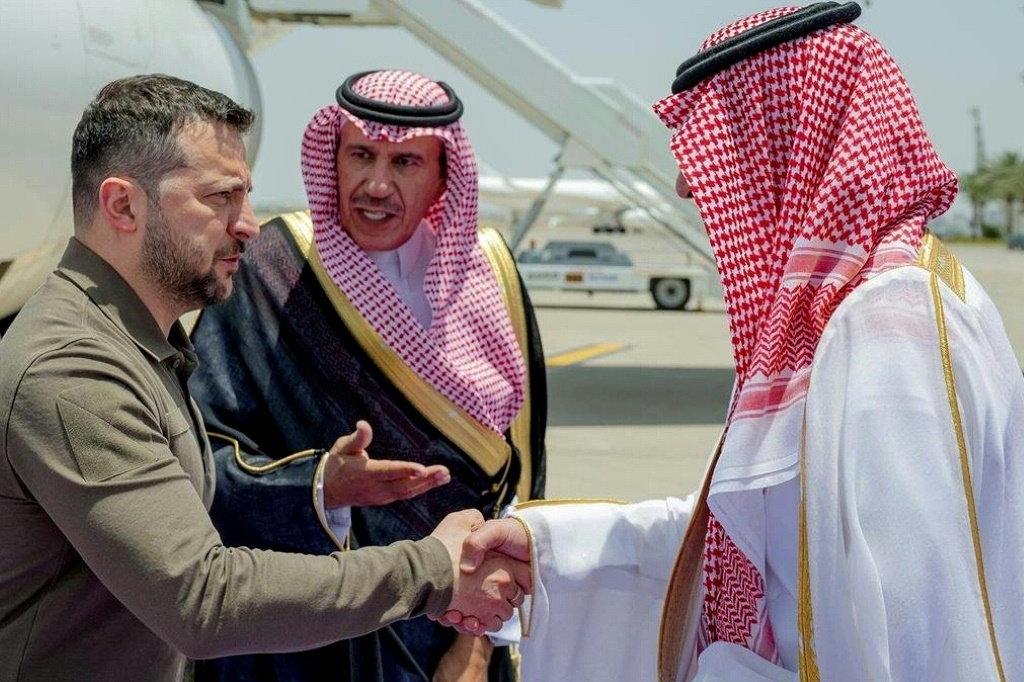 الرئيس الأوكراني فولوديمير زيلينكسي لدى وصوله إلى جدة في 19 أيار/مايو 2023 (ا ف ب)