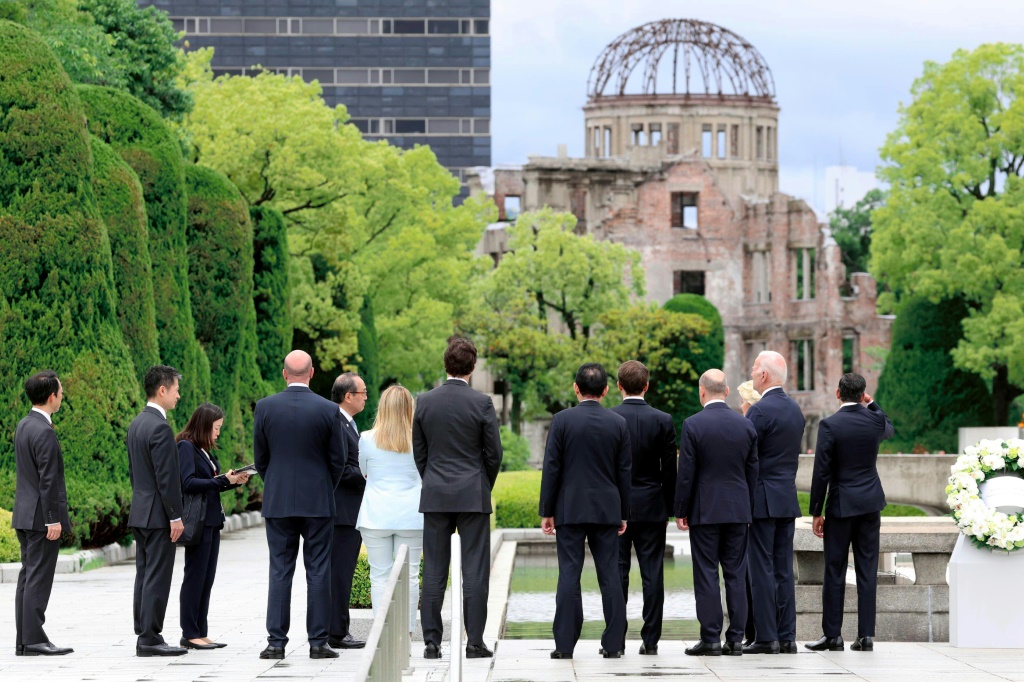 قادة دول مجموعة السبع يزورون حديقة هيروشيما التذكارية للسلام (غرب اليابان) على هامش قمتهم في 19 أيار/مايو 2023 (ا ف ب)