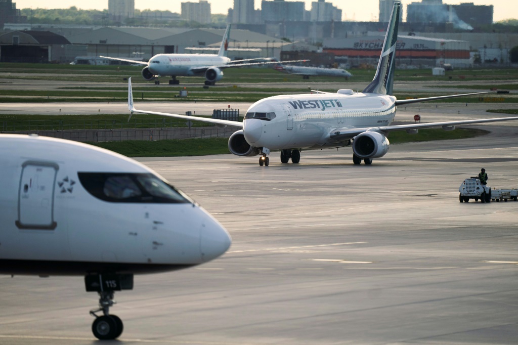 سيارة أجرة من طراز Westjet Boeing 737-800 في مطار بيرسون في تورونتو ، أونتاريو ، في مايو 2022. (أ ف ب)