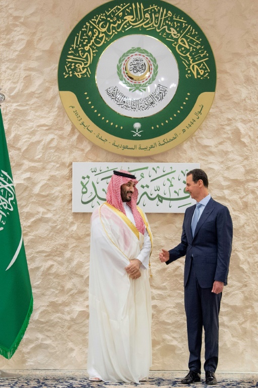    الرئيس السوري بشار الأسد ، في الصورة أثناء استقباله من قبل ولي العهد السعودي ، جادل ضد `` التدخل الخارجي '' في شؤون أعضاء جامعة الدول العربية في قمة جدة (أ ف ب)   