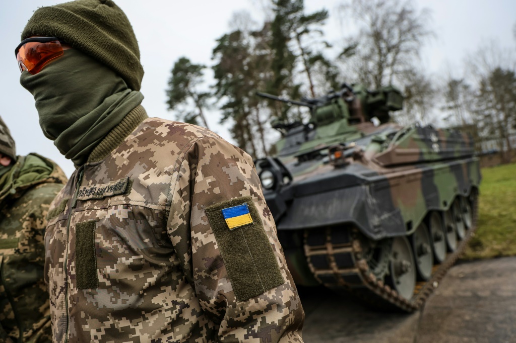 أحد الجنود الأوكرانيين المشاركين في دورة تدريب على دبابات ليوبارد في مونستر بألمانيا في 20 شباط/فبراير 2023 (ا ف ب)