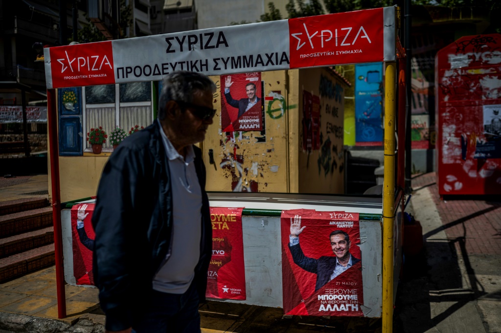 صورة مؤرخة في 6 أيار/مايو 2023 لرجل أمام ملصق انتخابي في أثينا (ا ف ب)
