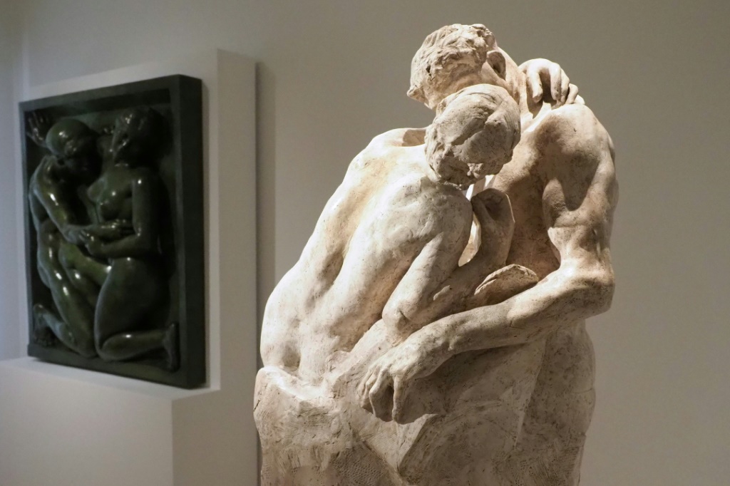 منحوتتا "القبلة" و"الرغبة" للفنان الفرنسي أوغوست رودان خلال معرض في مدينة بربينيان جنوبي فرنسا في 26 حزيران/يونيو 2019 (ا ف ب)