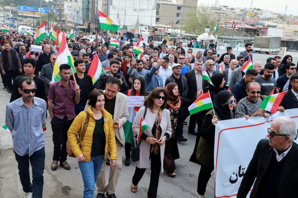     خلال تظاهرة في السليمانية في إقليم كردستان الذي يتمتع بحكم ذاتي في شمال العراق في التاسع من نيسان/أبريل 2023، وذلك ضدّ قصفٍ تركي لمطار في المنطقة قبل يومين (أ ف ب)