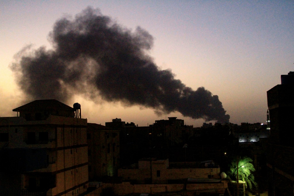 تصاعد الدخان من أحد أحياء الخرطوم في 19 أيار/مايو 2023 (ا ف ب)