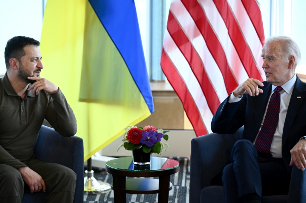 صورة مؤرخة في 21 أيار/مايو 2023 للرئيسين الأوكراني فولوديمير زيلينسكي (يسار) والاميركي جو بايدن في هيروشيما (ا ف ب)