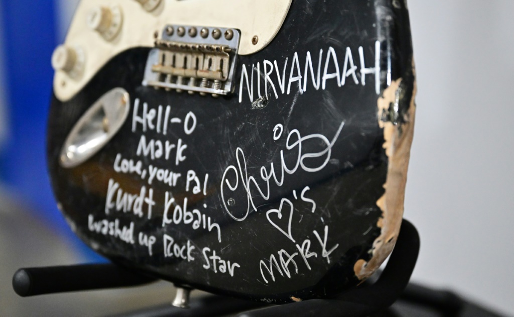 الغيتار الذي حطّمه كورت كوبين معروض لدى دار "جوليانز" للمزادات في كاليفورنيا بتاريخ الثاني من أيار/مايو 2023 (ا ف ب)