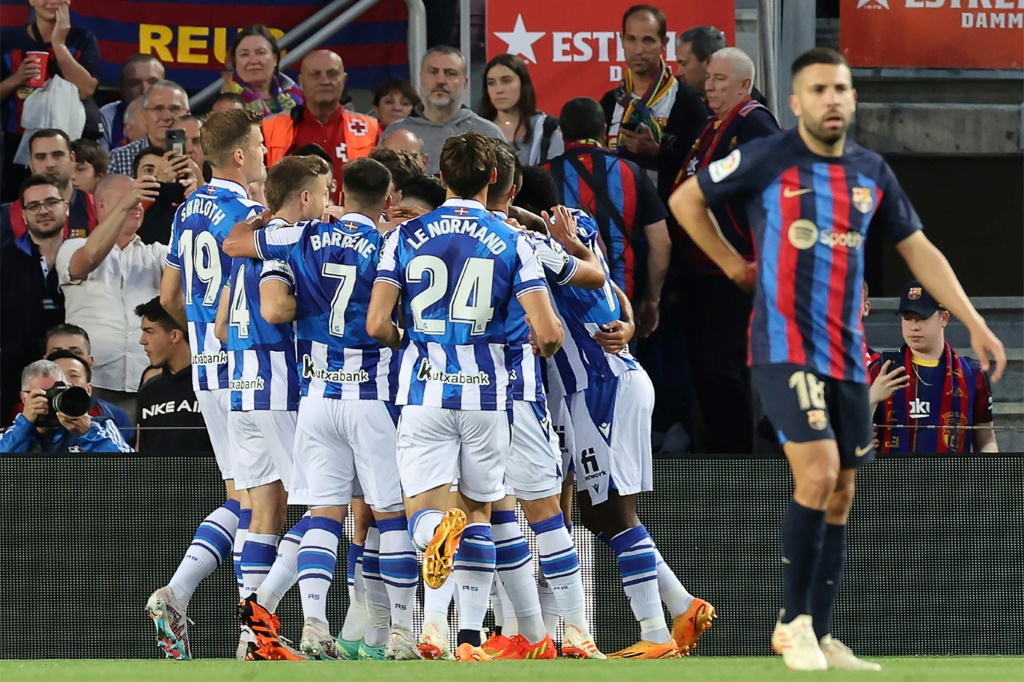 لاعبو ريال سوسييداد يحتفلون بالفوز على برشلونة (2-1) في الدوري الاسباني في 20 ايار/مايو 2023 (ا ف ب)